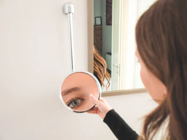 Young Woman Mirror Bathroom — Stock Photo, Image