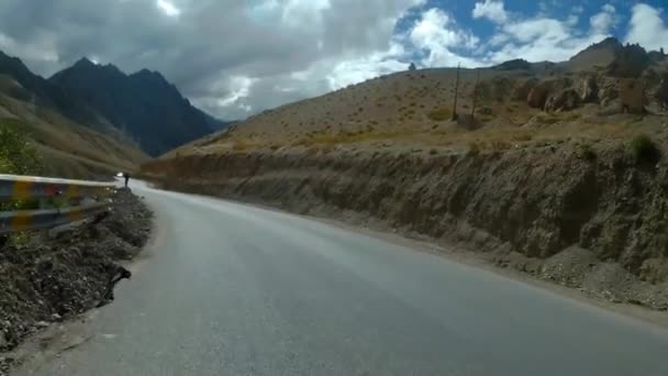 Πλάνα Από Ποδηλασία Στον Ορεινό Δρόμο — Αρχείο Βίντεο