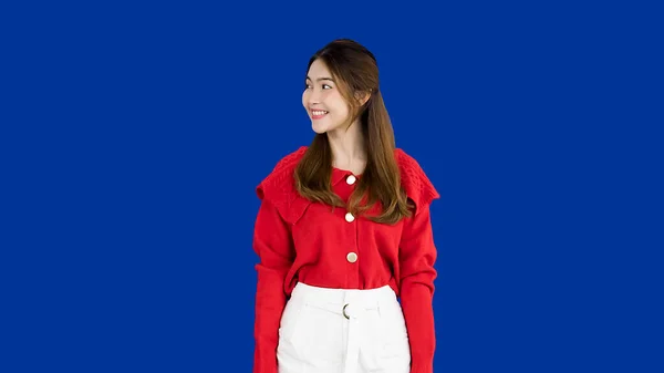 穿着红衬衫的年轻女子 背景为蓝色 — 图库照片