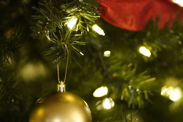 Χριστουγεννιάτικη Διακόσμηση Στο Δέντρο — Φωτογραφία Αρχείου