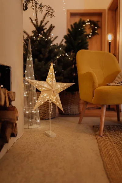 Estrella Decorativa Con Luces Dentro Para Las Vacaciones Navidad Sala —  Fotos de Stock