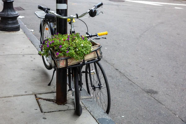 Fahrrad Auf Der Straße Abgestellt — Stockfoto