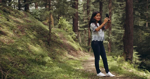 Gyönyörű Fiatal Barna Tini Lány Erdőben — Stock Fotó