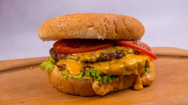 Hamburguesa Con Carne Res Tomate Queso Una Tabla Madera —  Fotos de Stock