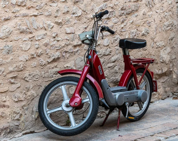 Spello Agosto 2020 Scooter Vintage Piaggio Colore Rosso — Foto Stock