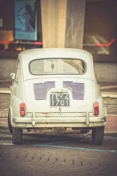 Терни Италия Ноября 2020 Исторический Винтажный Итальянский Автомобиль Fiat 600 — стоковое фото