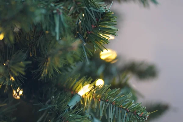 Weihnachtsbaum Mit Lichtern Auf Dem Hintergrund Einer Girlande — Stockfoto