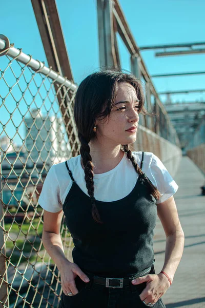 Retrato Uma Bela Jovem Mulher Vestido Azul Fundo Cidade — Fotografia de Stock