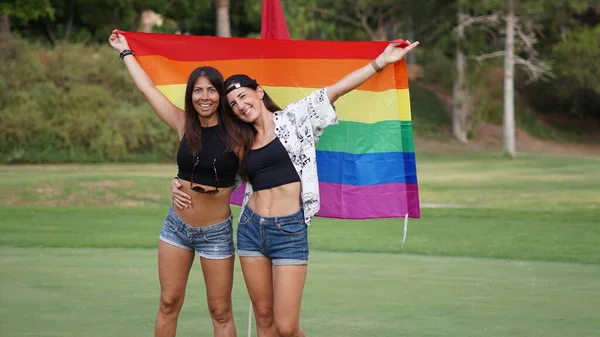 Lgbt Bayrağı Taşıyan Genç Güzel Bir Kadın Çift — Stok fotoğraf