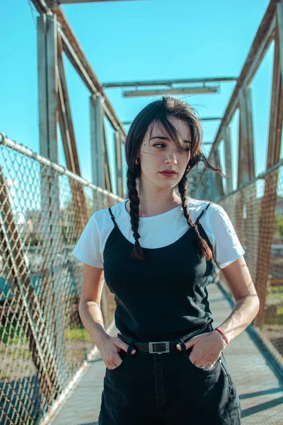 Retrato Uma Jovem Mulher Bonita Vestido Preto Fundo Cidade — Fotografia de Stock