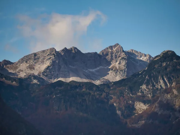 Karlı Dağlı Güzel Dağ Manzarası — Stok fotoğraf