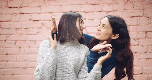 Vrouwelijke Vrienden Poseren Camera Voorkant Van Een Bakstenen Muur — Stockfoto