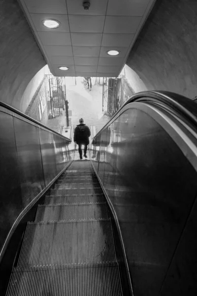 地铁站的自动扶梯 — 图库照片