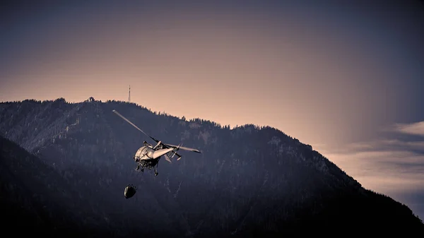 Drone Die Boven Bergen Vliegt — Stockfoto