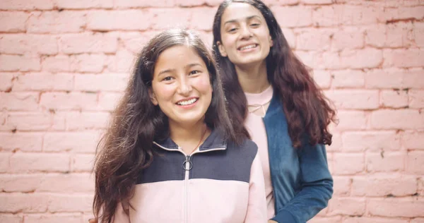 Female Friends Posing Camera Front Brick Wall — Stock Photo, Image