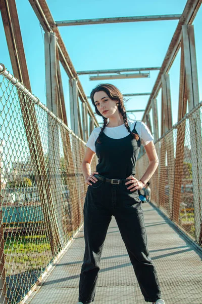 Giovane Bella Donna Con Capelli Lunghi Vestito Nero Una Giacca — Foto Stock