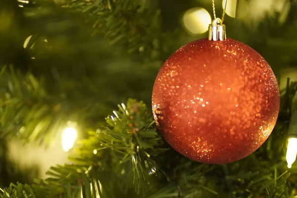 Árbol Navidad Con Bola Roja Sobre Fondo Verde —  Fotos de Stock