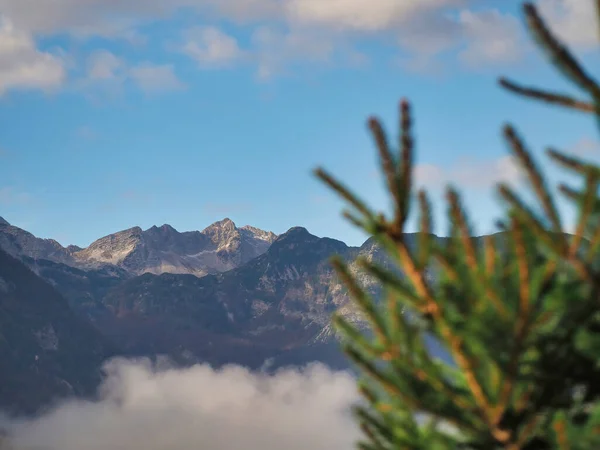 山と青空が広がる美しい風景 — ストック写真