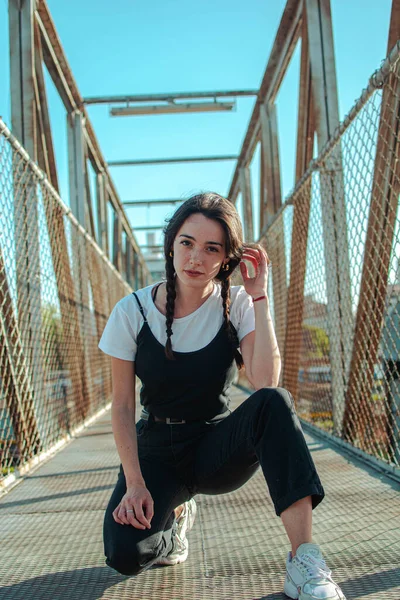 Mladá Žena Sportovním Oblečení Džíny Pózující Mostě — Stock fotografie