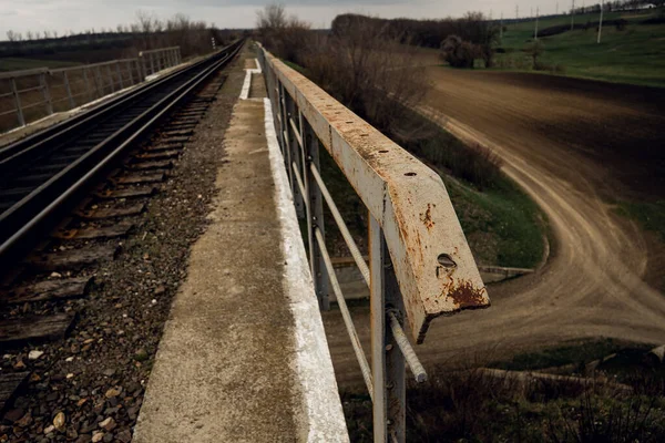Demiryolu Köprüsünde Demir Parmaklıklar Bahar Doğası — Stok fotoğraf