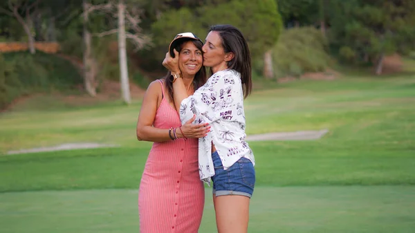 Jeune Couple Féminin Dans Parc — Photo