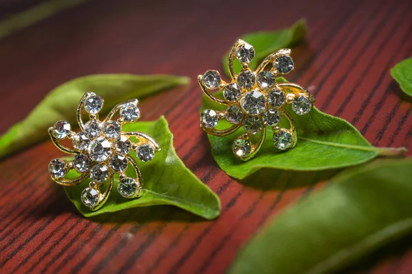 Anillo Diamantes Con Diamantes Sobre Fondo Blanco —  Fotos de Stock