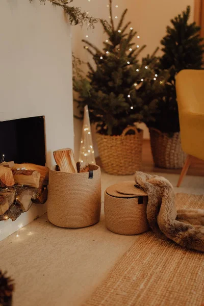 Cestas Yute Colocadas Junto Chimenea Lugar Acogedor Sala Estar — Foto de Stock