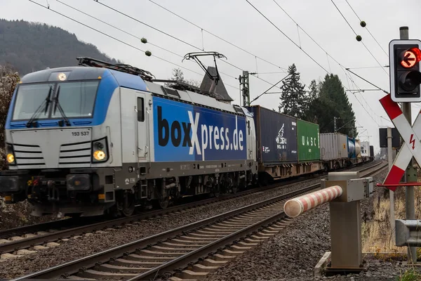 Treno Merci Con Una Locomotiva Elettrica Che Passa Segnale Attraversamento — Foto Stock