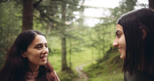 Vrouwelijke Vrienden Die Samen Tijd Doorbrengen Het Bos — Stockfoto