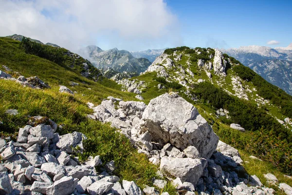 Pemandangan Gunung Yang Indah Dengan Rumput Hijau Dan Langit Biru — Stok Foto