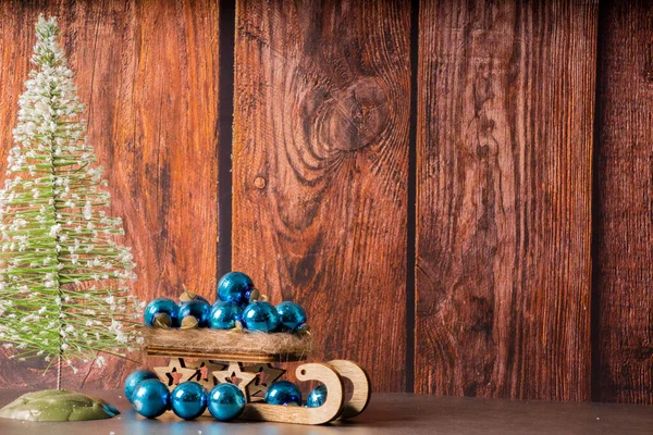 Vánoční Stromek Sáněmi Modrými Koulemi — Stock fotografie