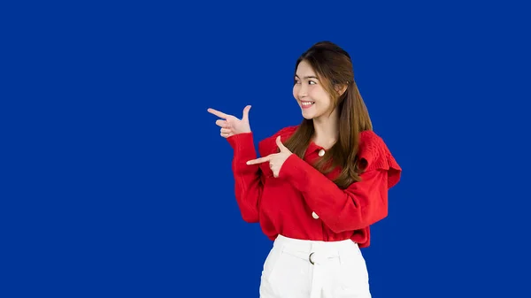 Jovem Mulher Camisa Vermelha Isolada Fundo Azul — Fotografia de Stock