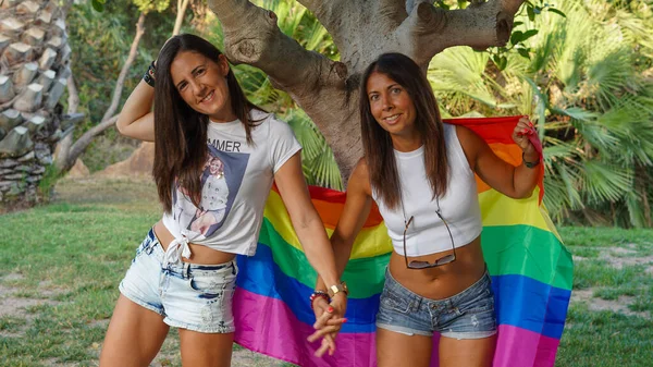 Jovem Belo Casal Feminino Com Bandeira Lgbt — Fotografia de Stock