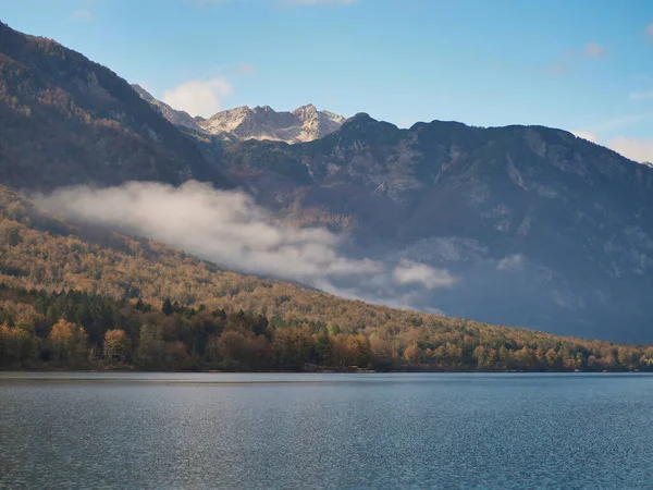 Όμορφο Τοπίο Της Λίμνης Στα Βουνά — Φωτογραφία Αρχείου