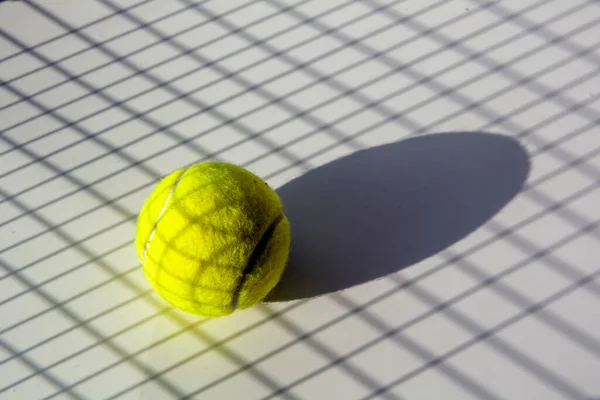 Tenis Topu Gölgeler Izole Edilmiş Beyaz Arka Grubunda — Stok fotoğraf