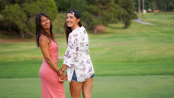 Young Female Couple Park — Fotografia de Stock