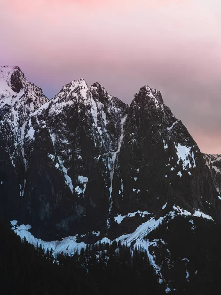 Hermoso Paisaje Con Montañas Cubiertas Nieve —  Fotos de Stock