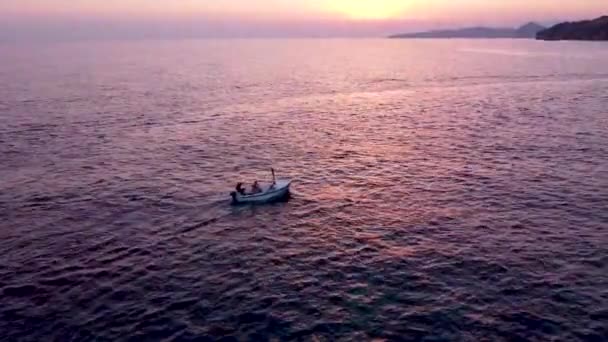 夕日に浮かぶ船の美しい映像 — ストック動画