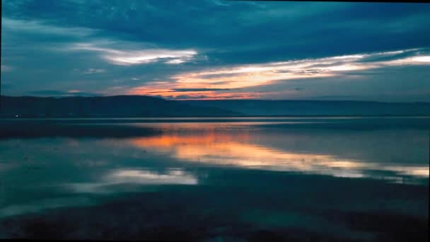 Piękny Zachód Słońca Nad Jeziorem — Wideo stockowe
