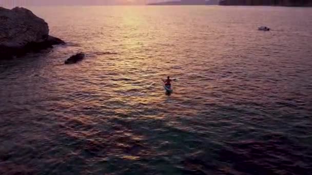Piękne Nagranie Surfera Czekającego Fale Zachodzie Słońca — Wideo stockowe