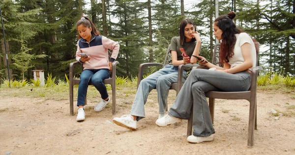 Group Friends Sitting Bench Using Mobile Phones —  Fotos de Stock