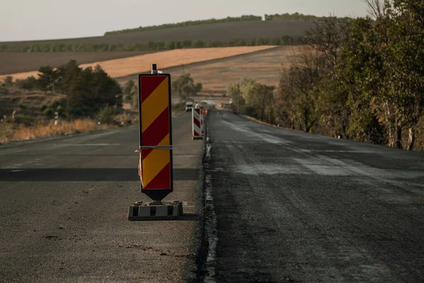 Barreiras Temporárias Estrada Reparação Construção Estradas Sinalizadores Luminosos Colocando Uma — Fotografia de Stock