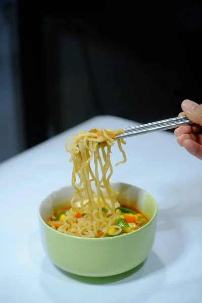 Spaghetti Mit Huhn Und Gemüse Einer Weißen Schüssel — Stockfoto