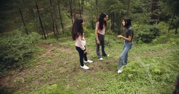 Young Woman Her Friends Walking Forest — Stock Photo, Image