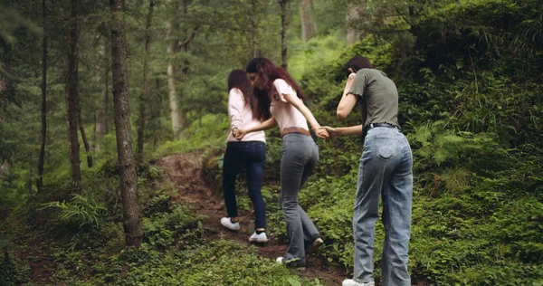 Joven Pareja Senderismo Bosque — Foto de Stock