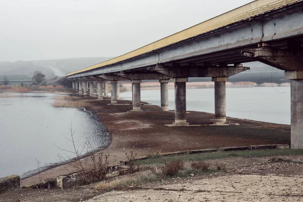 Lange Brücke Über Einen See Mit Stillem Wasser Abend Blaue — Stockfoto