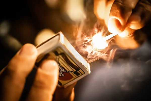 Cerca Las Manos Hombre Sosteniendo Una Antorcha Ardiente — Foto de Stock