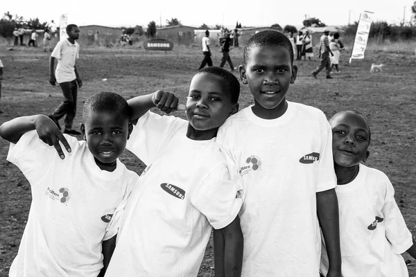 Johannesburgo Sudáfrica Octubre 2008 Niños Africanos Posando Para Una Foto —  Fotos de Stock