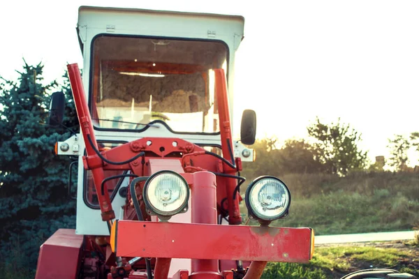 Egy Piros Traktor Kerek Fényszórókkal Vásárlásra Várva — Stock Fotó