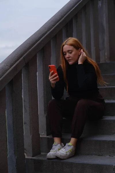Молода Жінка Мобільним Телефоном Місті — стокове фото